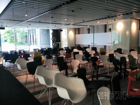 Tech Institute 神は雲の中にあられる