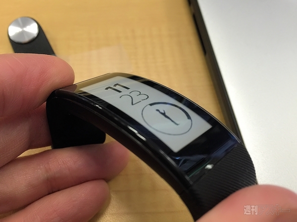 SmartWatch 3とSmartBand Talkの保護フィルム：週間リスキー