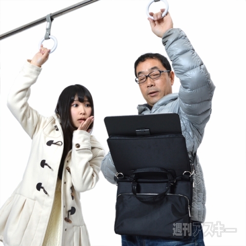 飛び出すホルダー搭載タブレットバッグ