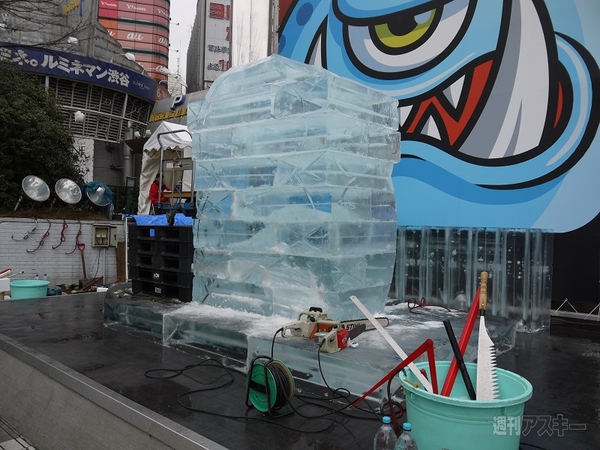 城とドラゴンの氷像