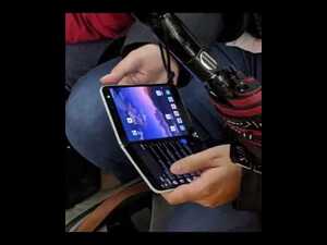 野生のSurface Duoが撮影される