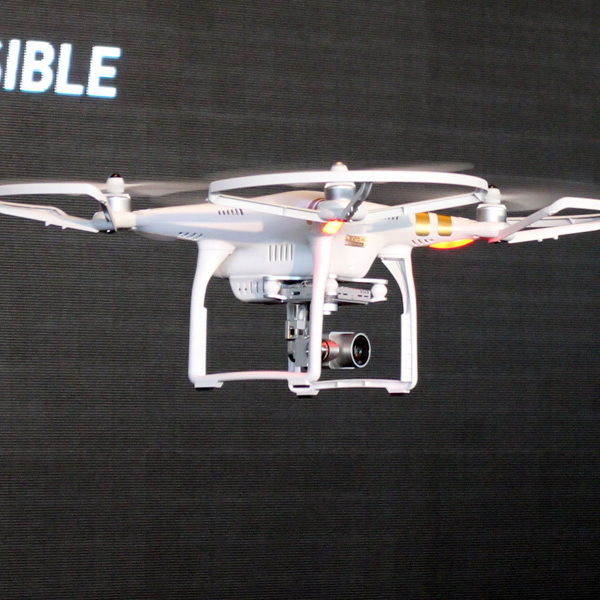 六本木ヒルズ49階に新型ドローン『Phantom 3』が飛来！ - 週刊アスキー
