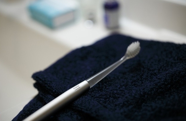 勝負の4500円！究極の歯ブラシ誕生 燕三条アルミ削り出しで銀色に輝く