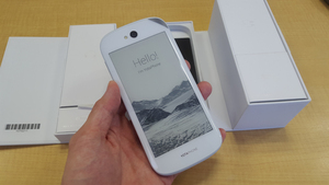 雪のように真っ白なYotaPhone2ホワイトモデル：週間リスキー
