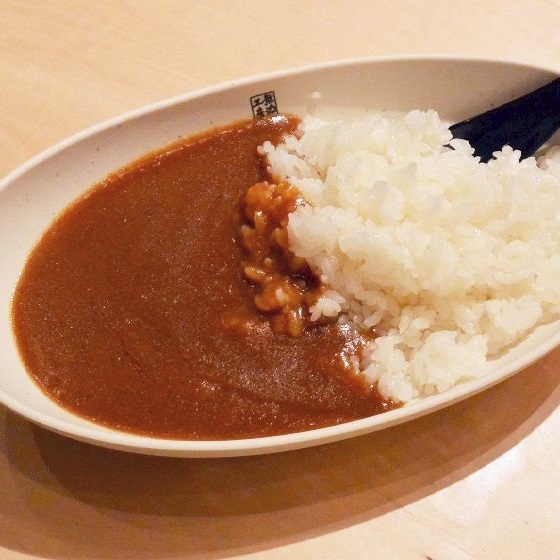 くら寿司の本気！「酢飯のカレー」が辛いのに酸っぱさわやかだった - 週刊アスキー