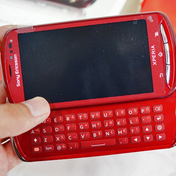 赤は3倍速い!? 物理キー搭載機 Xperia Pro（MK16a）：Xperiaヒストリー