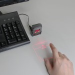 近未来的！ 机の上にタッチパッドを投影する「プロジェクションマウス」