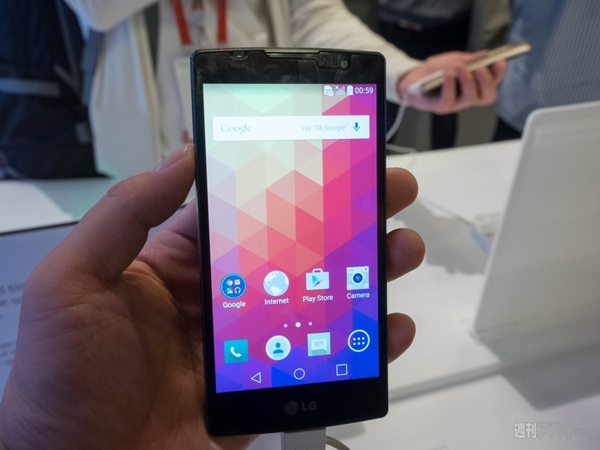 LGは格安スマホに最適なミッドレンジモデルを刷新してカーブデザインに!!：MWC 2015
