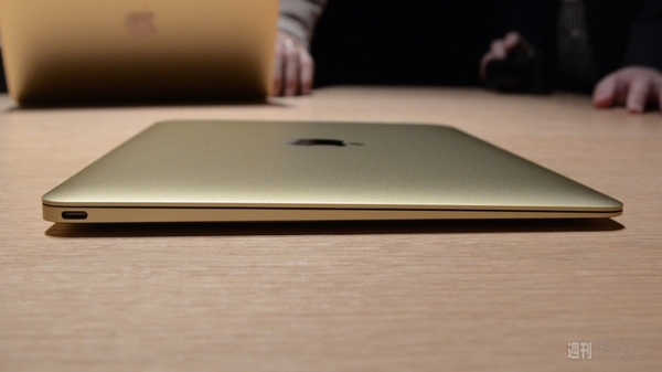 初の本体色ゴールド、感圧パッドの驚き 極薄MacBook 12インチRetina 
