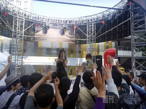 ELUGA U2 山根博士