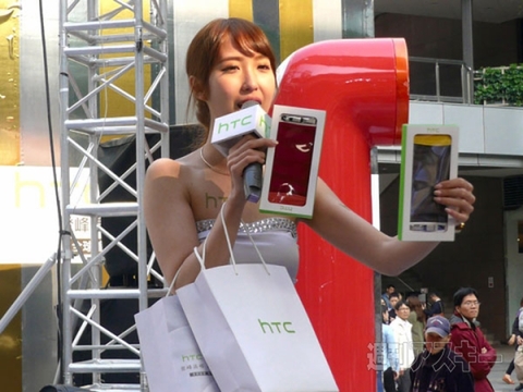 ELUGA U2 山根博士