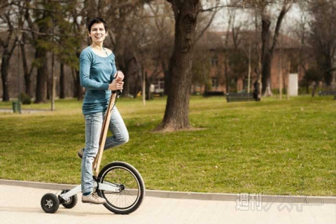 後輪小さっ 体を使った新感覚の立ちこぎ自転車Halfbike IIの疾走感が楽しそう - 週刊アスキー