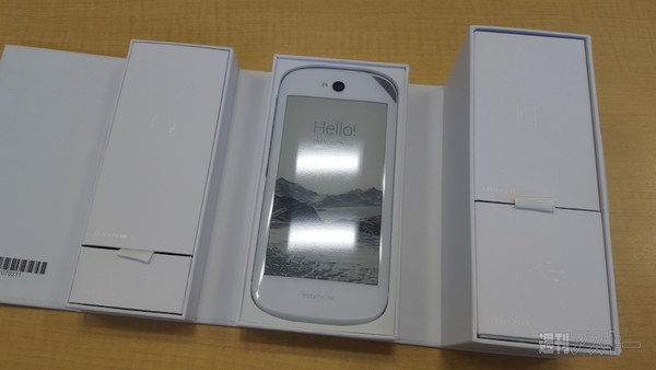 雪のように真っ白なYotaPhone2ホワイトモデル：週間リスキー