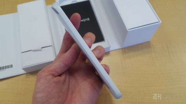 雪のように真っ白なYotaPhone2ホワイトモデル：週間リスキー