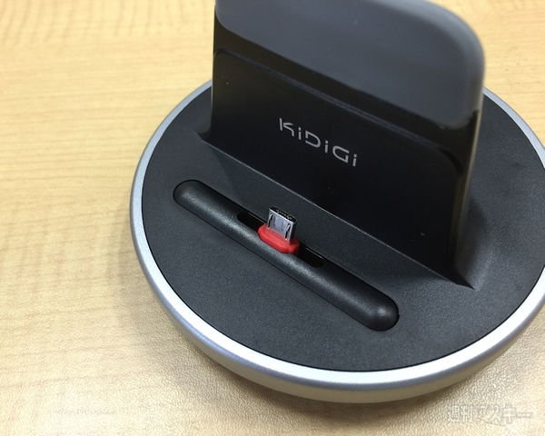 Xperia Z4、Galaxy S6で使える汎用クレードルを試す（追記）