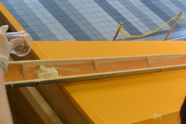 巨大流しそうめんでギネスチャレンジ