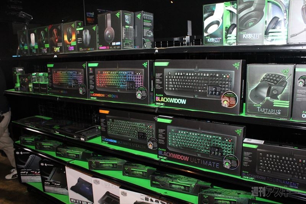 紗倉まなさんがピッチリ衣装で登場!?ユニットコム新ゲーミングブランド“LEVEL∞”発表会