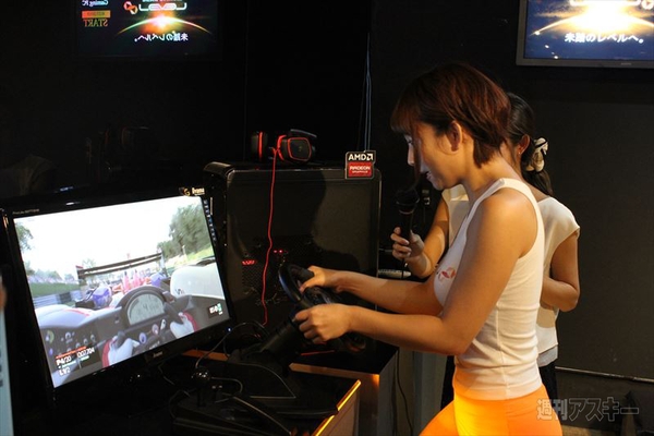 紗倉まなさんがピッチリ衣装で登場!?ユニットコム新ゲーミングブランド“LEVEL∞”発表会