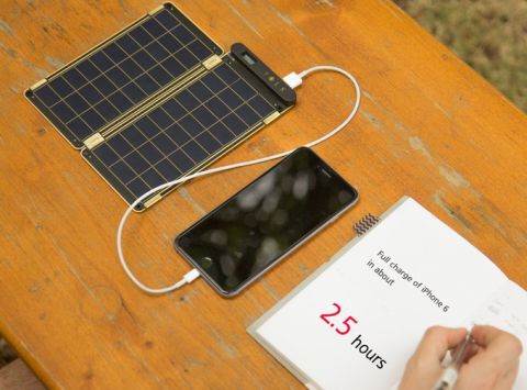 手帳に挟んで持ち運べるソーラーチャージャー『Solar Paper』がカッコ