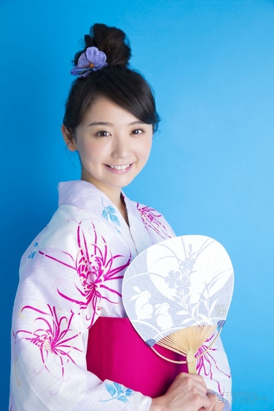 おのののか「夏はイカ焼きと ビールと野球ですよね」｜表紙の人