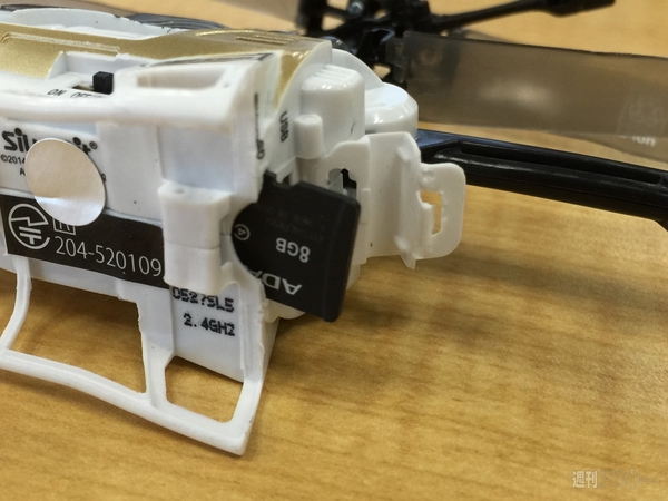 こいつは難しい!だがそれがいい 世界最小カメラ付きラジコンヘリ『ナノファルコン デジカム』