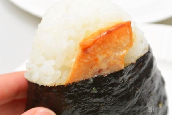 ローソンの「てっぺん盛り」おにぎりが