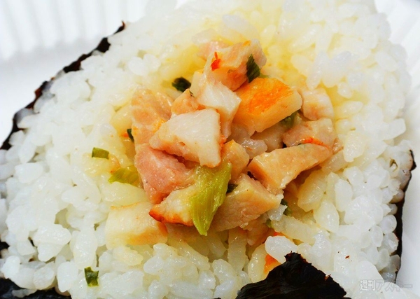 ローソンの「てっぺん盛り」おにぎりが