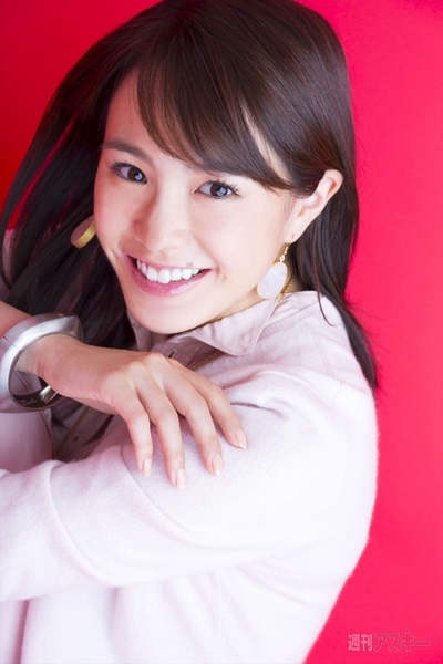 藤原令子「制服のスカートってこんな短かったっけ!?」｜表紙の人