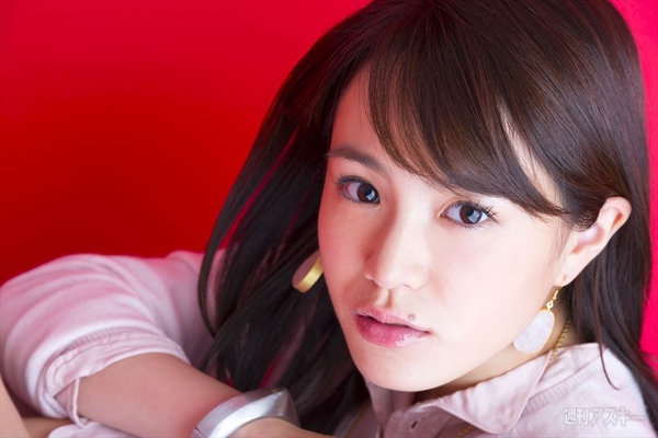 藤原令子「制服のスカートってこんな短かったっけ!?」｜表紙の人