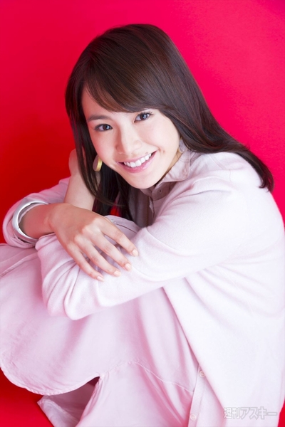 藤原令子「制服のスカートってこんな短かったっけ!?」｜表紙の人