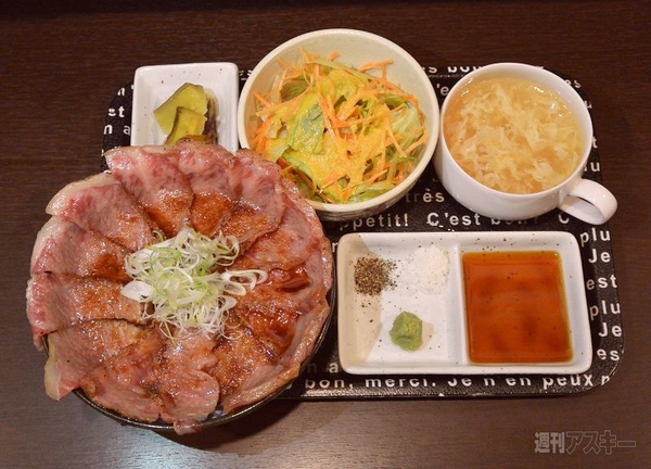 はみでる黒毛和牛カルビ丼