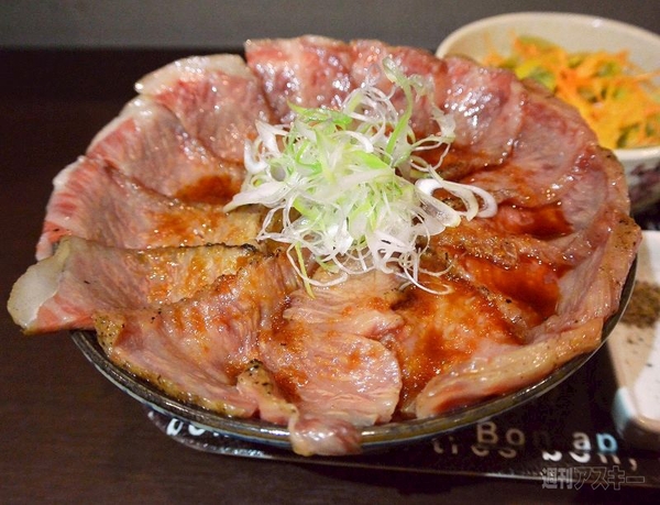 はみでる黒毛和牛カルビ丼