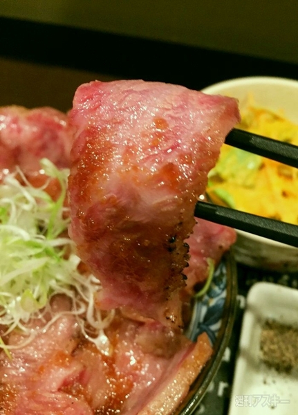 はみでる黒毛和牛カルビ丼