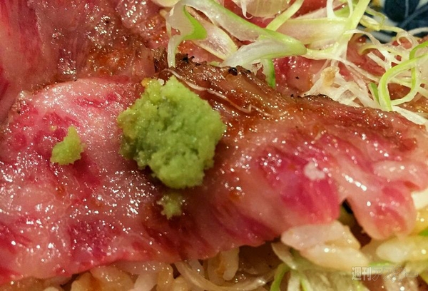 はみでる黒毛和牛カルビ丼