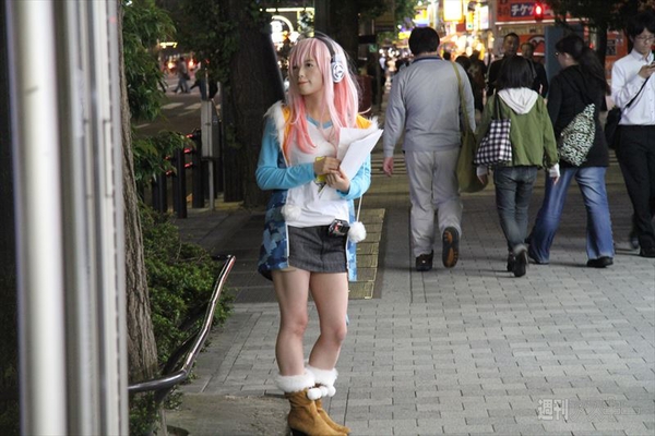 秋葉原「口裂け女」現る