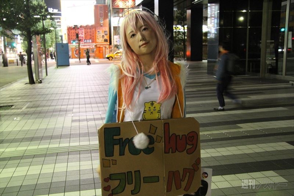 秋葉原「口裂け女」現る