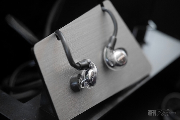 Shure、世界初のコンデンサー式イヤフォン