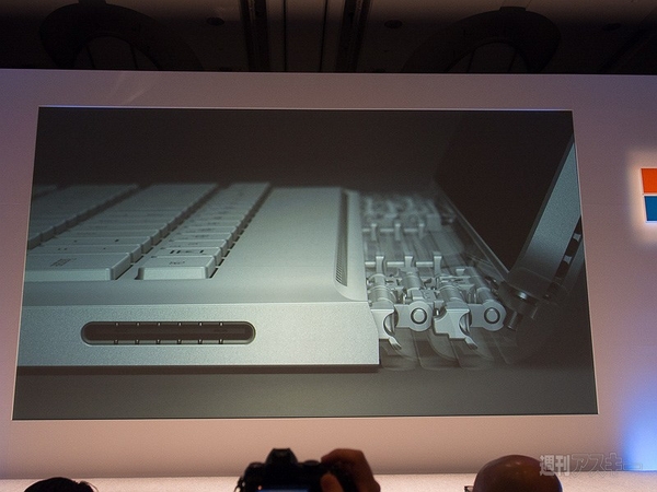 「Surface Pro 4」が11月12日に日本発売 -「Surface Book」は2016年