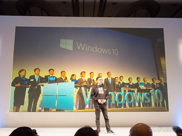 「Surface Pro 4」が11月12日に日本発売 -「Surface Book」は2016年