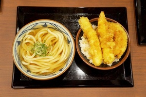 「丸亀製麺」が有楽町駅前に！ニュータイプの都心店舗は無料トッピングが充実