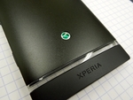 「Xperia P」はフローティングプリズムデザインが独特の美しさ！