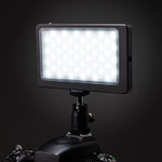 カメラ＆三脚穴に取り付けられる撮影用LEDライト、サンワダイレクト