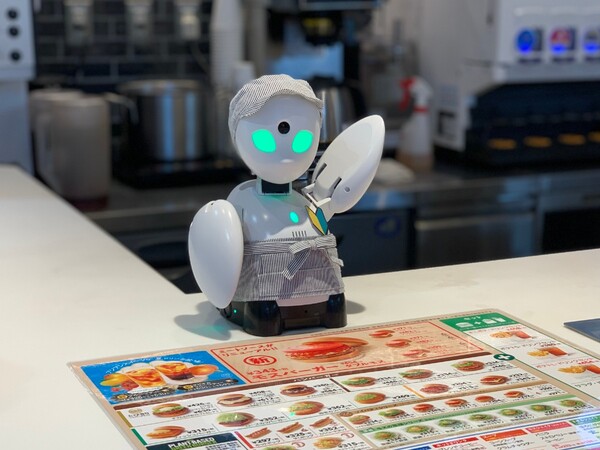 モスバーガー大崎店、分身ロボット「OriHime」の遠隔操作で接客する「ゆっくりレジ」を実験導入