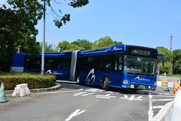 ASCII.jp：横浜を走る国産初の連節バス「ベイサイドブルー」は
