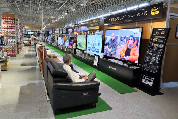 ヤマダ電機日本総本店LABI1池袋で、超大画面テレビが欲しくなる接客を受けてきた - 週刊アスキー