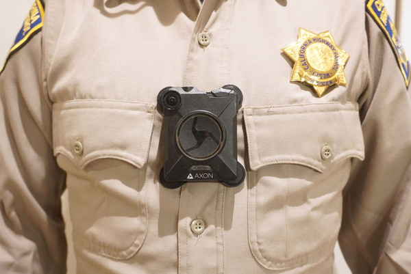Ascii Jp アメリカ警察払い下げのボディーカメラを体に装着するマウントがすごい