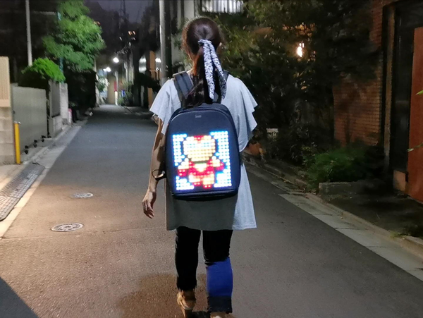 ASCII.jp：ピクセルアートで夜の街を闊歩できる「Pixoo Backpack」を ...