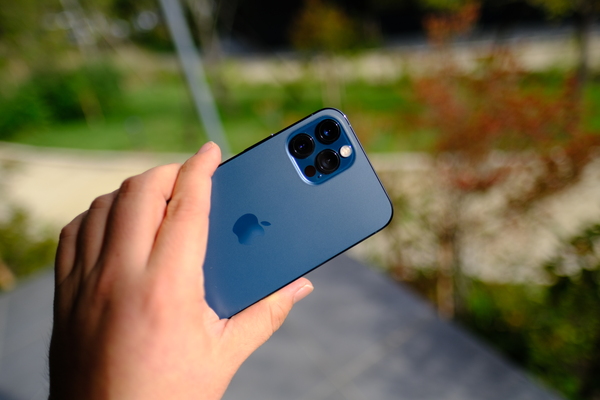 アップル「iPhone 12」デザインとカメラに驚きの連続 | mobileASCII