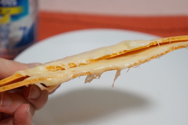 昔ながらの駄菓子「えびみりん焼」でチーズをサンド！とろ～として最高