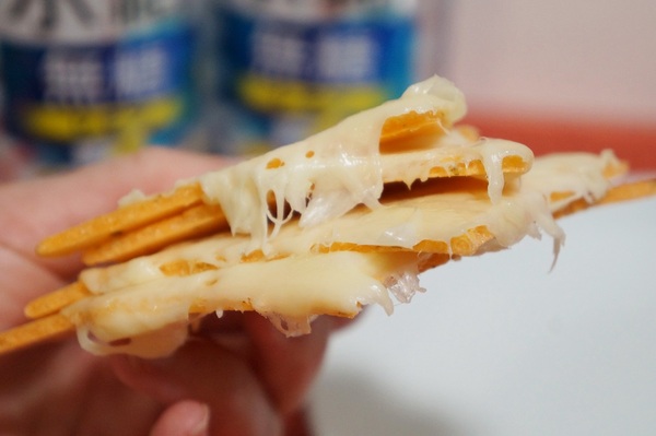 昔ながらの駄菓子「えびみりん焼」でチーズをサンド！とろ～として最高